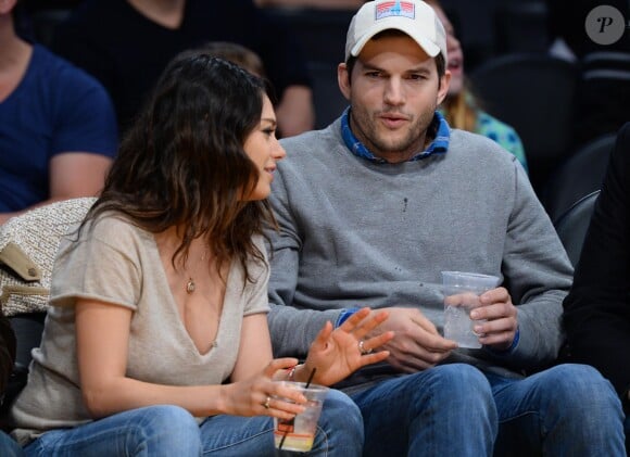 Mila Kunis et son fiancé Ashton Kutcher à Los Angeles, le 19 décembre 2014.