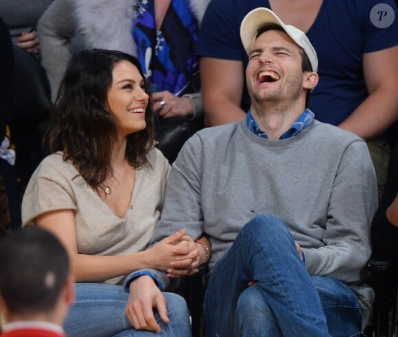 Mila Kunis et son fiancé Ashton Kutcher très amoureux et très complices à Los Angeles, le 19 décembre 2014.
