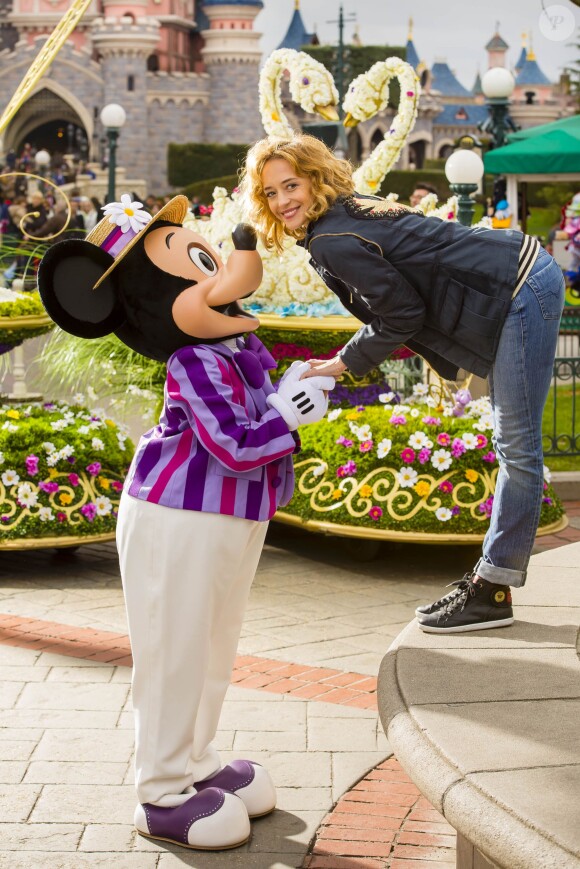 Hélène de Fougerolles célèbre le printemps à Disneyland Paris. Mars 2015