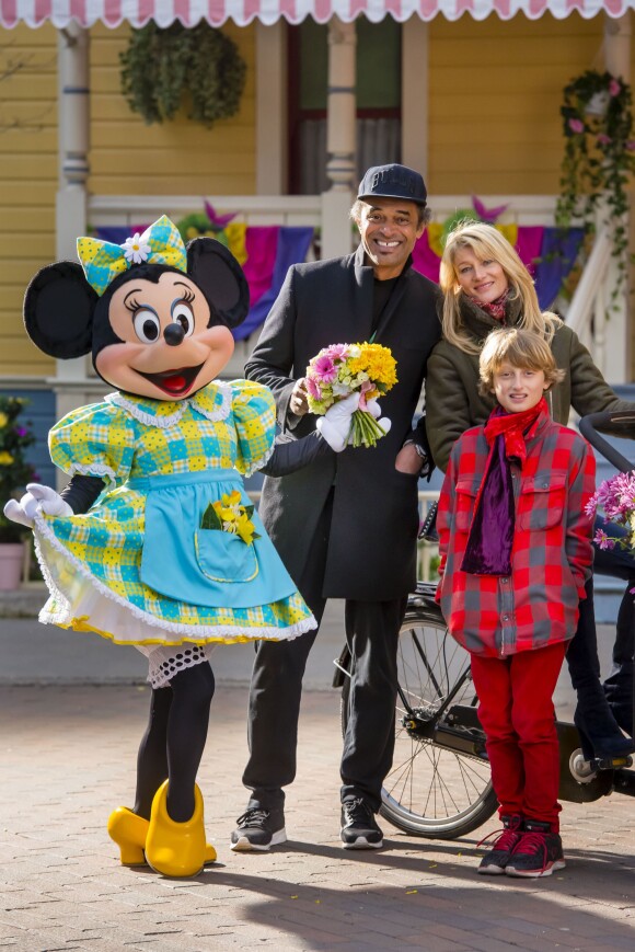 Yannick Noah avec Isabelle Camus et leur fils Joalukas célèbre le printemps à Disneyland Paris. Mars 2015
