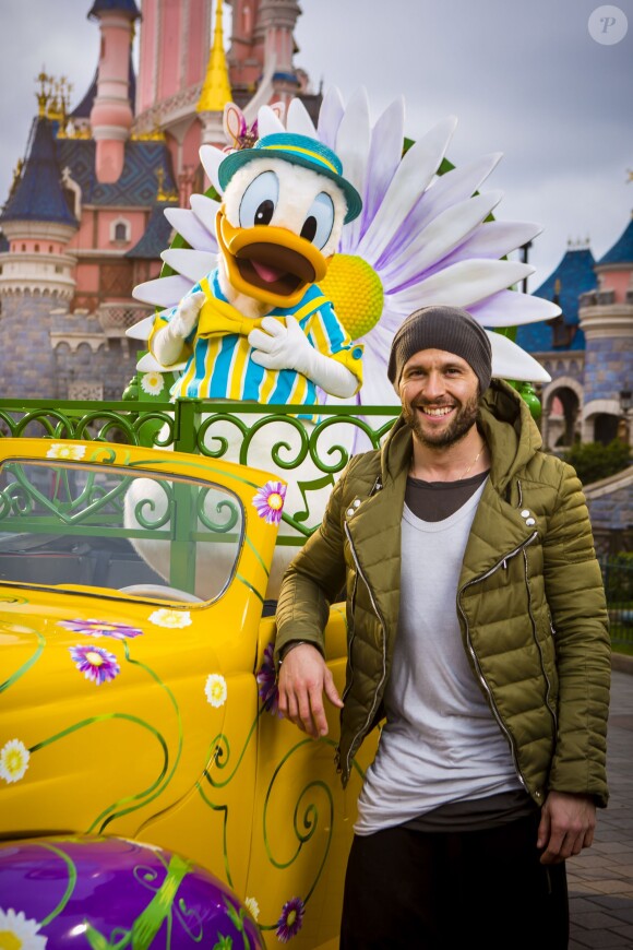 Yohan Cabaye célèbre le printemps à Disneyland Paris. Mars 2015
