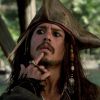 Johnny Depp, interprète de Jack Sparrow dans la saga Pirates des Caraïbes, s'est blessé à la main alors qu'il devait tourner le cinquième volet de la franchise. Le tournage a été momentanément stoppé.