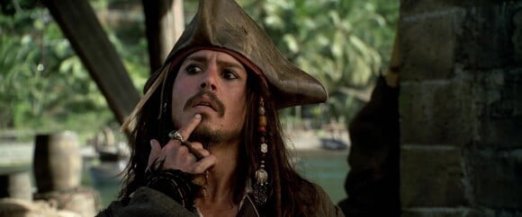 Johnny Depp, interprète de Jack Sparrow dans la saga Pirates des Caraïbes, s'est blessé à la main alors qu'il devait tourner le cinquième volet de la franchise. Le tournage a été momentanément stoppé.