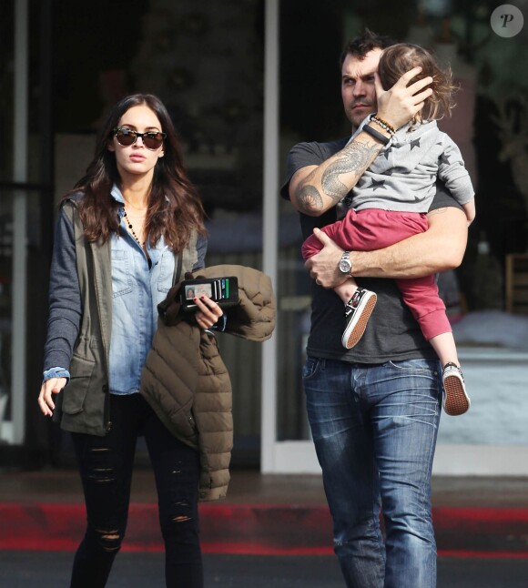 Exclusif - Megan Fox et son mari Brian Austin Green se promènent avec leur fils Noah à Bel Air, le 15 décembre 2014. 