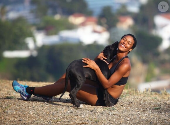 Montana Fishburne, la fille de Laurence Fishburne, joue avec ses chiens a Hollywood Hills, le 29 juillet 2013. 