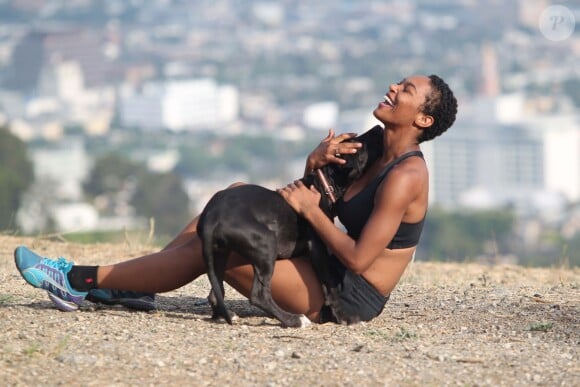 Montana Fishburne, la fille de Laurence Fishburne, joue avec ses chiens a Hollywood Hills, le 29 juillet 2013. 