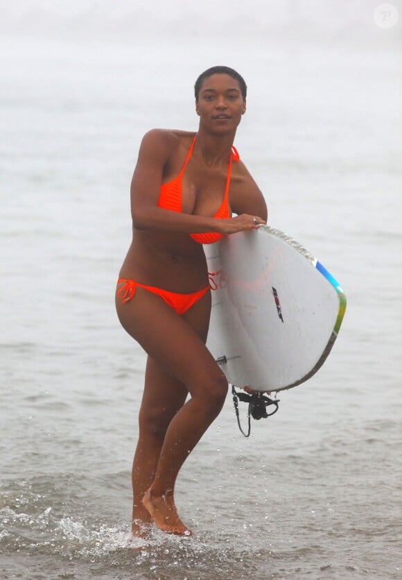 L'ancienne star du porno et fille de l'acteur Laurence Fishburne, Montana Fishburne, se met a nu, pas devant une camera, pour enfourcher une planche de surf a Venice Beach. Le 28 juin 2013 
