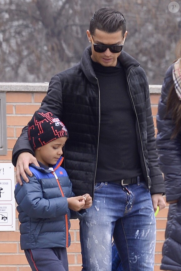 Cristiano Ronaldo et son fils Cristiano Ronaldo Junior à la sortie de l'école àMadrid, le 21 janvier 2015