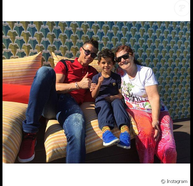 Cristiano Ronaldo en vacances avec son fils Cristiano Jr. et sa maman Dolores le 31 mars 2015. 