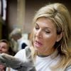 La reine Maxima des Pays-Bas a repeint au rouleau la salle de sport du centre communautaire de la commune de Tricht, pendant que son mari le roi Willem-Alexander s'occupait du sol, le 21 mars 2015 lors de la journée nationale du bénévolat mise en place par leur fondation.