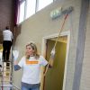 La reine Maxima des Pays-Bas a repeint au rouleau la salle de sport du centre communautaire de la commune de Tricht, pendant que son mari le roi Willem-Alexander s'occupait du sol, le 21 mars 2015 lors de la journée nationale du bénévolat mise en place par leur fondation.