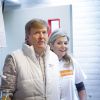 La reine Maxima et le roi Willem-Alexander des Pays-Bas ont aidé à repeindre le centre communautaire de la commune de Tricht, le 21 mars 2015 lors de la journée nationale du bénévolat mise en place par leur fondation.