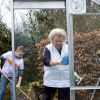 La princesse Beatrix des Pays-Bas nettoie la serre d'une maison de retraite de Barneveld dans le cadre de la journée du bénévolat, le 20 mars 2015