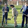 Le roi Willem-Alexander et la reine Maxima des Pays-Bas visitent la ferme de l'Institut Thünen à Trenthorst, le 19 mars 2015, en Allemagne.