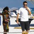  Robert Pattinson et sa petite amie FKA Twigs profitent d'une belle journ&eacute;e ensoleill&eacute;e sur une plage &agrave; Miami, le 7 d&eacute;cembre 2014. 