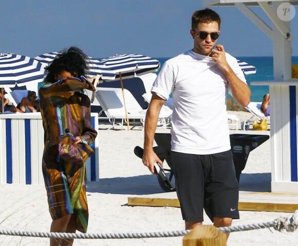 Robert Pattinson et sa petite amie FKA Twigs profitent d'une belle journée ensoleillée sur une plage à Miami, le 7 décembre 2014.