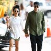Exclusif - Robert Pattinson se promène, main dans la main, avec sa petite amie FKA Twigs (Tahliah Debrett Barnett) dans les rues de Miami le 5 décembre 2014.