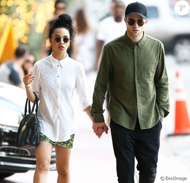 Exclusif - Robert Pattinson se prom&egrave;ne, main dans la main, avec sa petite amie FKA Twigs (Tahliah Debrett Barnett) dans les rues de Miami le 5 d&eacute;cembre 2014.