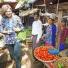 La reine Maxima des Pays-Bas, en sa qualité d'ambassadrice spéciale de l'ONU pour la finance inclusive, visite le 31 mars 2015 un marché de Rangoun, au Myanmar, à la rencontre de petits entrepreneurs aidés par le système du micro-développement.