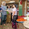  La reine Maxima des Pays-Bas, en sa qualité d'ambassadrice spéciale de l'ONU pour la finance inclusive, visite le 31 mars 2015 un marché de Rangoun, au Myanmar, à la rencontre de petits entrepreneurs aidés par le système du micro-développement. 