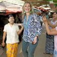  La reine Maxima des Pays-Bas, en sa qualité d'ambassadrice spéciale de l'ONU pour la finance inclusive, visite le 31 mars 2015 un marché de Rangoun, au Myanmar, à la rencontre de petits entrepreneurs aidés par le système du micro-développement. 