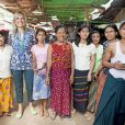  La reine Maxima des Pays-Bas, en sa qualité d'ambassadrice spéciale de l'ONU pour la finance inclusive, visite le 31 mars 2015 un marché de Rangoun, au Myanmar, à la rencontre de petits entrepreneurs aidés par le système du micro-développement. 