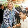 La reine Maxima des Pays-Bas, en sa qualité d'ambassadrice spéciale de l'ONU pour la finance inclusive, visite le 31 mars 2015 un marché de Rangoun, au Myanmar, à la rencontre de petits entrepreneurs aidés par le système du micro-développement.