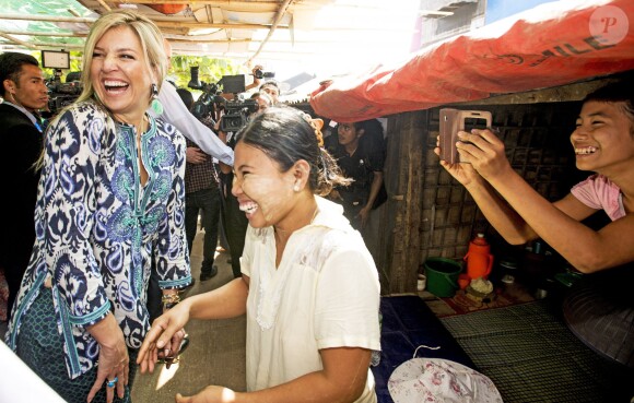La reine Maxima des Pays-Bas, en sa qualité d'ambassadrice spéciale de l'ONU pour la finance inclusive, visite le 31 mars 2015 un marché de Rangoun, au Myanmar, à la rencontre de petits entrepreneurs aidés par le système du micro-développement.