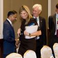 La reine Maxima des Pays-Bas, en sa qualité de représentante de l'ONU pour la finance inclusive, rencontre des représentants d'organisations de développement et de finance à Rangoun, le 31 mars 2015 lors de sa visite au Myanmar