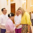 La reine Maxima des Pays-Bas rencontrait le président du Myanmar Thein Sein et sa femme Khin Khin Win le 1er avril 2015 lors de sa visite en sa qualité d'ambassadrice spéciale de l'ONU pour la finance inclusive.