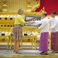 La reine Maxima des Pays-Bas rencontrait le président du Myanmar Thein Sein et sa femme Khin Khin Win le 1er avril 2015 lors de sa visite en sa qualité d'ambassadrice spéciale de l'ONU pour la finance inclusive.