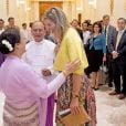 La reine Maxima des Pays-Bas rencontrait le président du Myanmar Thein Sein et sa femme Khin Khin Win le 1er avril 2015 lors de sa visite en sa qualité d'ambassadrice spéciale de l'ONU pour la finance inclusive.