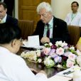 La reine Maxima des Pays-Bas rencontrait le président du Myanmar Thein Sein et sa femme Khin Khin Win le 1er avril 2015 lors de sa visite en sa qualité d'ambassadrice spéciale de l'ONU pour la finance inclusive.