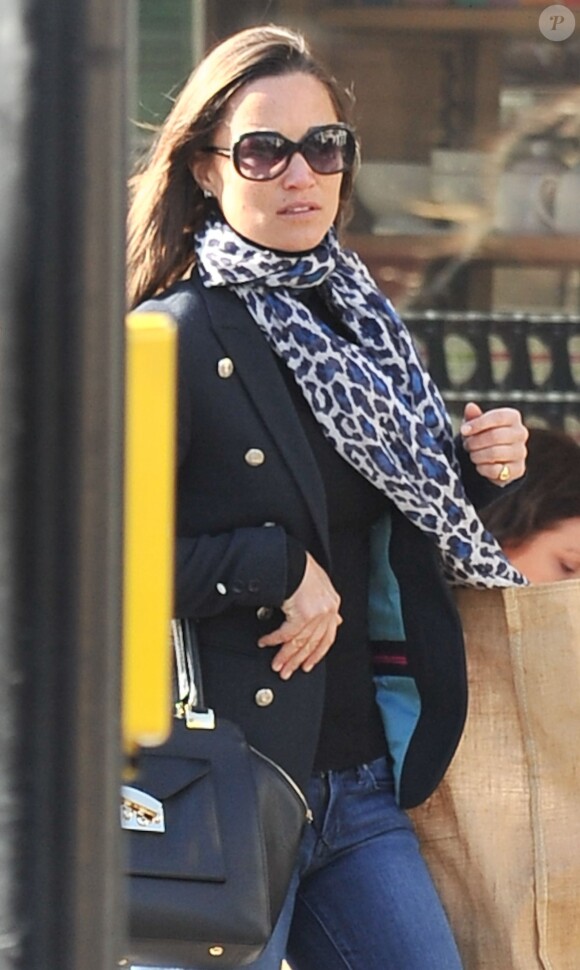 Exclusif - Pippa Middleton se promène à Londres le 23 mars 2015.