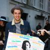Guest - Soirée d'anniversaire de Serge Gainsbourg, qui aurait fêté ses 87 ans, devant son domicile rue de Verneuil à Paris. Le 2 avril 2015 02/04/2015 - Paris