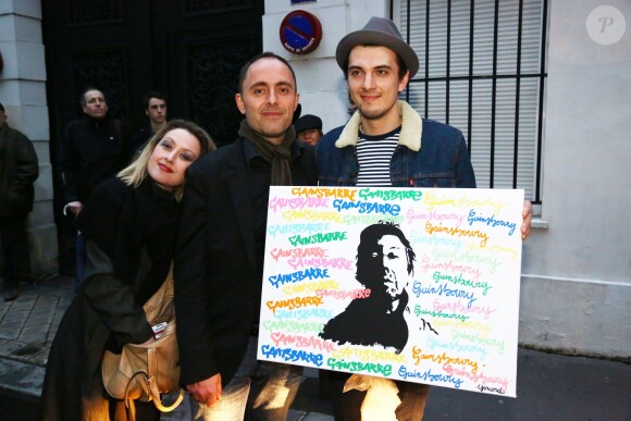 Thomas Voiment (au centre)- Soirée d'anniversaire de Serge Gainsbourg, qui aurait fêté ses 87 ans, devant son domicile rue de Verneuil à Paris. Le 2 avril 2015 02/04/2015 - Paris