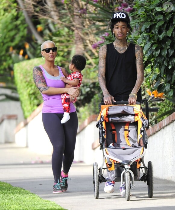 Amber Rose et son mari Wiz Khalifa promenent leur fils Sebastian a Los Angeles le 28 janvier 2014. 