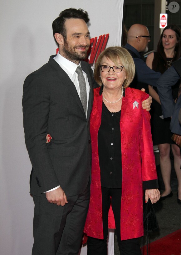 Charlie Cox et sa mère - Avant-première de "Daredevil" à Los Angeles, le 2 avril 2015.