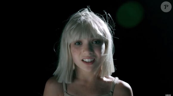 Maddie Ziegler dans le clip Big Girls Cry de Sia.