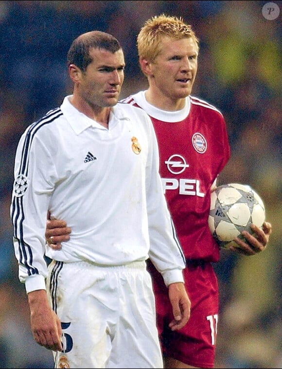 Zinedine Zidane et Stefan Effenberg le 12 avril 2002. 