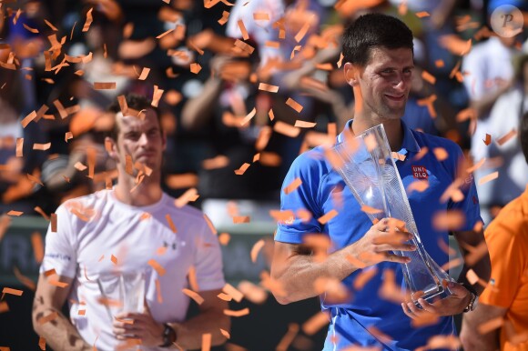 Novak Djokovic et Andy Murray à l'issue de la finale du Masters de Miami, le 5 avril 2015