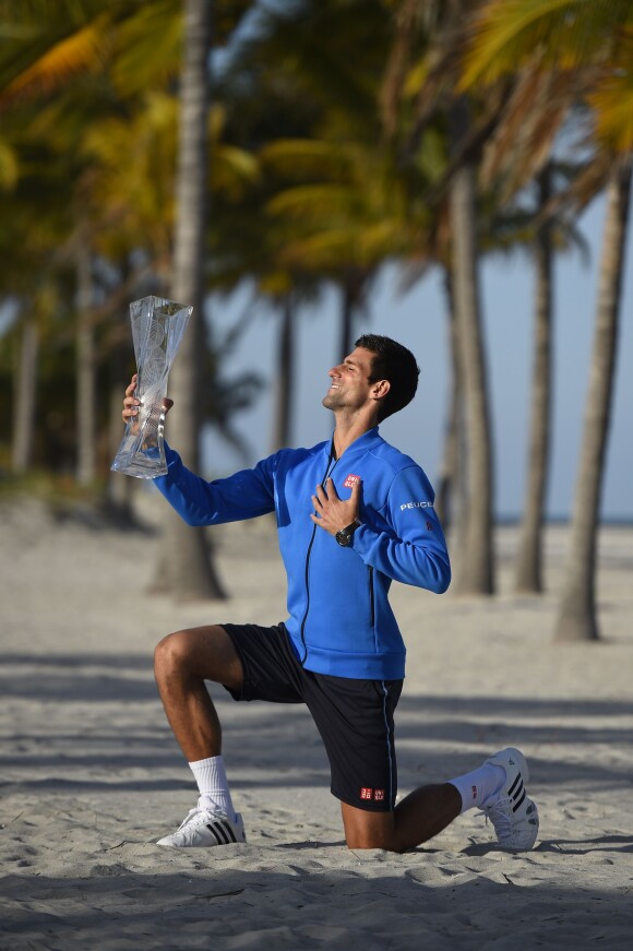 Novak Djokovic et son trophée après sa victoire au Masters de Miami, le 5 avril 2015