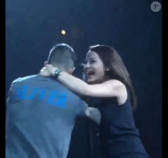 Adam Levine agressé par une fan hystérique lors d'un concert à Anaheim, le 6 avril 2015