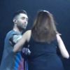Le chanteur Adam Levine agressé par une fan hystérique lors d'un concert à Anaheim, le 6 avril 2015