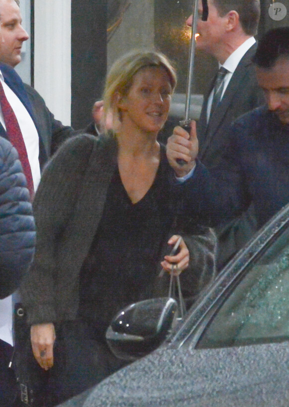 Ellie Goulding, sans maquillage, sort d'une séance de spa à Londres, le 4 avril 2015. Elle se protège de la pluie comme elle peut et surtout grâce à un homme qui tient un parapluie.  