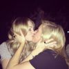 Ellie Goulding embrasse sa copine Georgia Jones, le 5 avril 2015