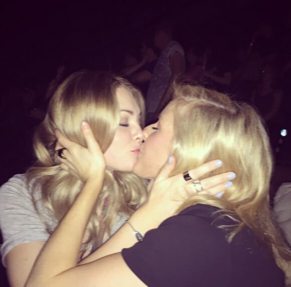 Ellie Goulding embrasse sa copine Georgia Jones, le 5 avril 2015
