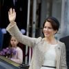 La princesse Mary salue la foule à Aarhus. La reine Margrethe II de Danemark célébrait le 8 avril 2015 à Aarhus son 75e anniversaire (en date du 16 avril), entourée du prince consort Henrik, du prince Frederik et de la princesse Mary, et du prince Joachim et de la princesse Marie.