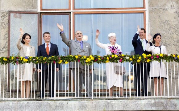 La famille royale au balcon de l'Hôtel de Ville d'Aarhus. La reine Margrethe II de Danemark célébrait le 8 avril 2015 à Aarhus son 75e anniversaire (en date du 16 avril), entourée du prince consort Henrik, du prince Frederik et de la princesse Mary, et du prince Joachim et de la princesse Marie.