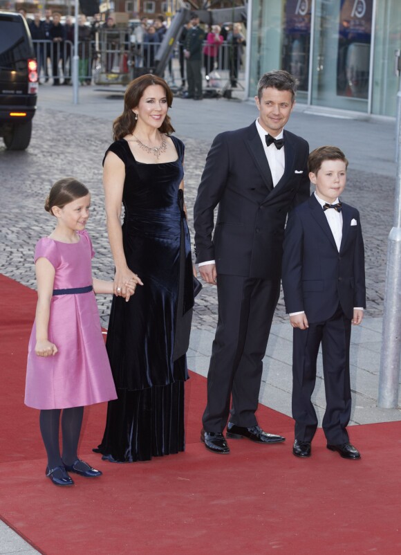 Le prince Frederik, la princesse Mary et leurs enfants la princesse Isabella et le prince Christian de Danemark arrivant pour la soirée de gala organisée le 8 avril 2015 à Aarhus pour le 75e anniversaire de la reine Margrethe II.